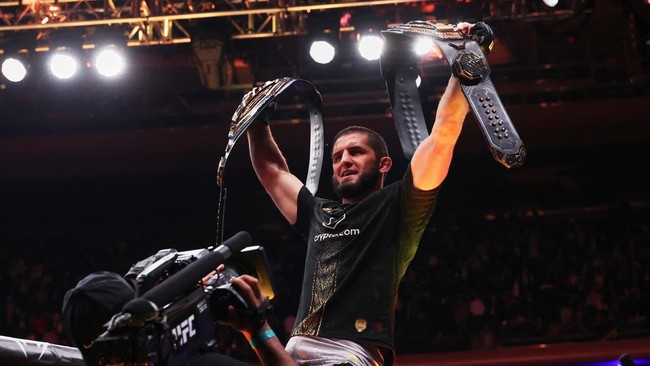 Islam Makhacev resmi jadi juara di dua kelas berbeda UFC usai mengalahkan Jack Della Maddalena di UFC 322 pada Minggu (16/11).