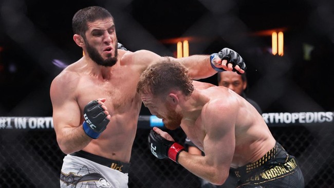 Islam Makhachev meluapkan kegembiraannya usai berhasil merebut gelar juara dunia kelas welter UFC dari tangan Jack Della Maddalena pada Minggu (16/11).
