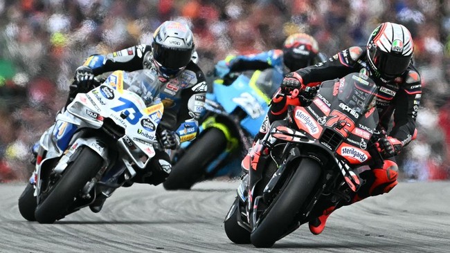 Marco Bezzecchi berhasil memenangi MotoGP Valencia 2025 usai menjadi yang tercepat pada balapan Minggu (16/11). Sementara Francesco Bagnaia alami crash.