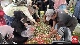 Tangis Keluarga Pecah di Pemakaman Korban Bullying SMPN 19 Tangsel