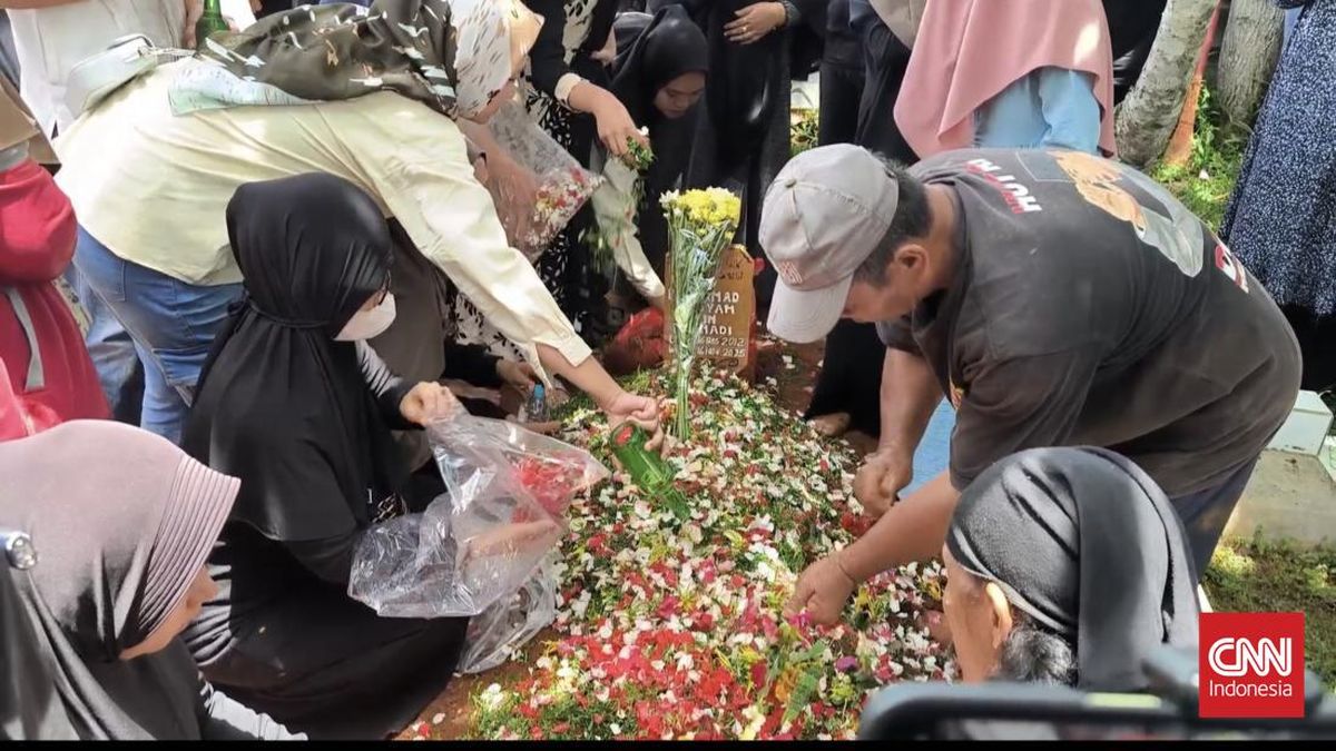 Tangis Keluarga Pecah di Pemakaman Korban Bullying SMPN 19 Tangsel