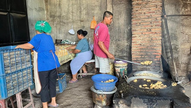 Tiga inisiatif komunitas di Jember fokus pada pengelolaan sampah, daur ulang plastik, dan wirausaha muda mendukung visi Jember Hijau dan target Zero Waste 2029.