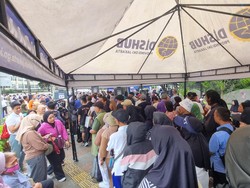 Antrean Bikin Kartu Gratis Transum di CFD Mengular, Lansia Ngeluh Pegal