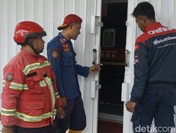 Damkar Ciamis Diminta Buka Rolling Door Minimarket yang Macet