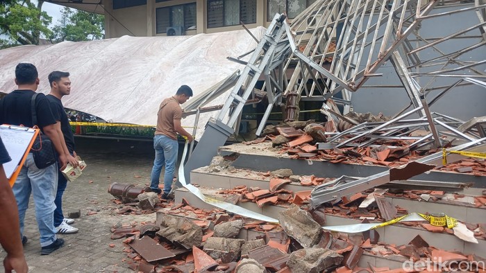 Polisi sedang memeriksa lokasi gazebo ambruk yang melukai 17 mahasiswa Unsil, Minggu (16/11/2025).