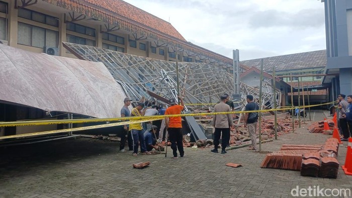 Viral Atap Gazebo Unsil Tasikmalaya Ambruk, 18 Mahasiswa Terluka