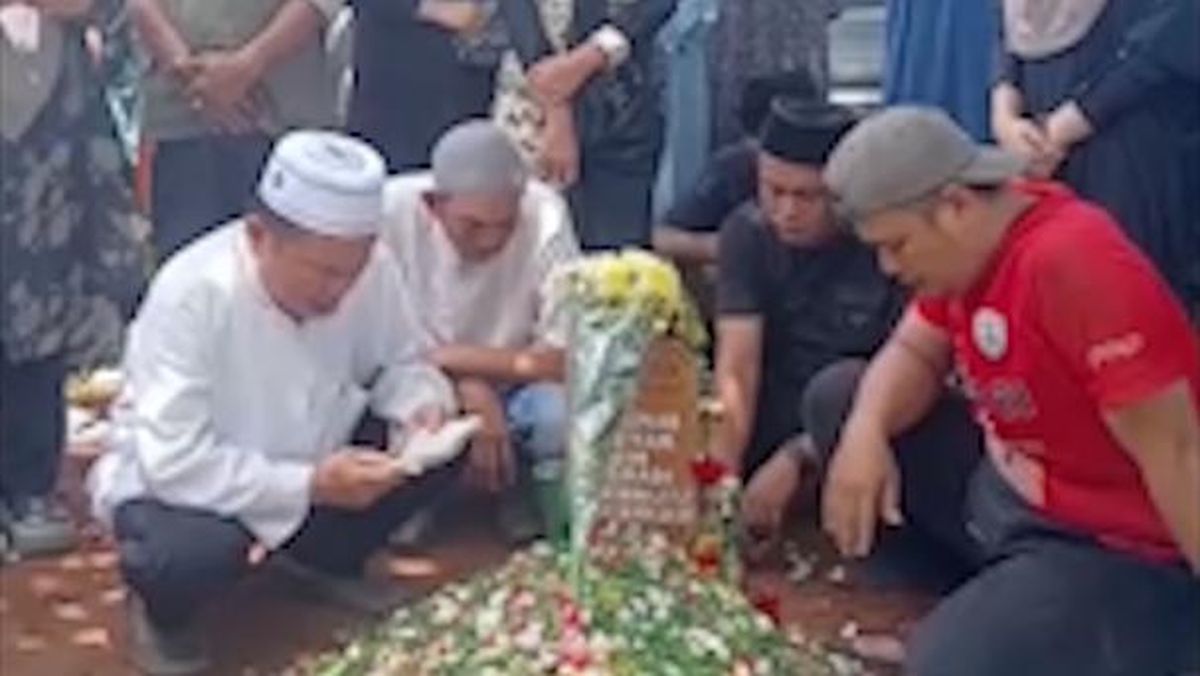 Tangis Keluarga Pecah saat Antar Jenazah Siswa SMPN 19 Korban Bully