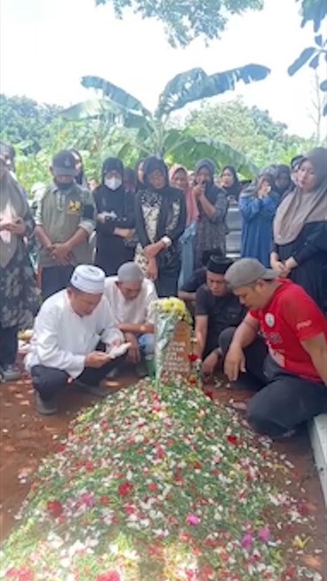 Tangis Keluarga Pecah saat Antar Jenazah Siswa SMPN 19 Korban Bully