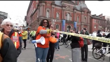 Demo Anti-Trump Kepung Gedung Putih Pakai Pita Kuning TKP Kejahatan