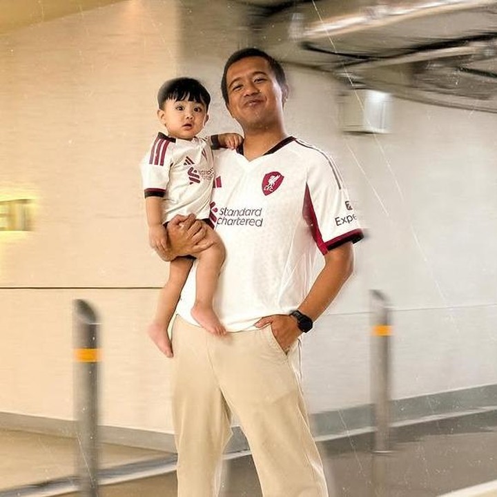 <p>Tak hanya membuat netizen gemas saja, Elio juga terlihat begitu dekat dengan sang Ayah. Beberapa momen kebersamaan mereka pun terekam lewat Instagram Joshua dan sukses menarik perhatian. (Foto: Instagram @jojosuherman)</p>