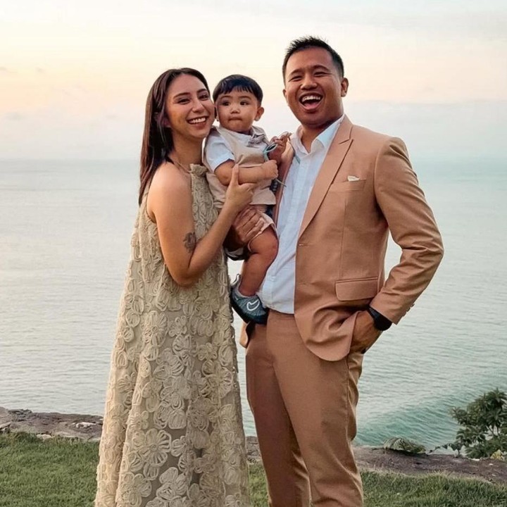 <p>Bunda masih ingat dengan Joshua Suherman? Penyanyi cilik yang dikenal lewat lagunya yang berjudul <em>Diobok-Obok</em> ini sudah menikah dengan Clairine Clay pada tahun 2021. Dari pernikahan keduanya, pasangan ini dikarunai seorang putra tampan yang diberi nama Elio B Suherman. (Foto: Instagram @jojosuherman)</p>