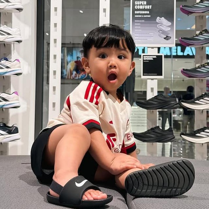 <p>Si Kecil yang akrab disapa Elio ini lahir pada 22 Juli 2024. Di usianya yang kini menginjak usia satu tahun, Elio tumbuh menjadi balita yang sangat menggemaskan dan selalu terlihat ceria, Bunda. (Foto: Instagram @jojosuherman)</p>