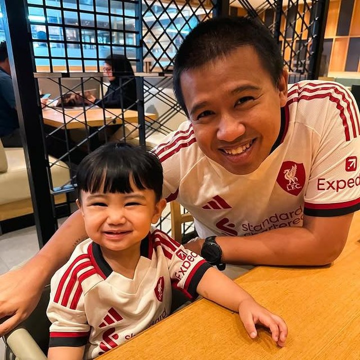 <p>Seperti dalam salah satu potretnya, mereka kompak mengenakan baju jersey yang sama, Bunda. "Kami keluar pakai jersey tim yang kalahan. Tapi cinta enggak melulu soal menang-menangan terus, Nak.. tsaahhhelah," kata Joshua menilik dari laman Instagramnya. (Foto: Instagram @jojosuherman)</p>