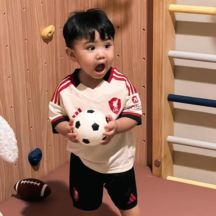 <p>Sejak lahir, putra semata wayang Joshua ini selalu berhasil mencuri perhatian netizen. Bahkan, ada yang menyebut Elio sebagai bibit unggul. "Eliooo bibit unggul di masa yang akan datang, jangan cepet" Gede yaaa ganteng," tulis <em>@dia****</em>. "Gemesss bangett sehat selalu yaa," kata <em>@tam****</em>. "Versi <em>sachet</em> kok gemessss," tambah <em>@han****</em>. (Foto: Instagram @jojosuherman)</p>