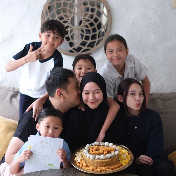 <p>Setelah mengarungi bahtera rumah tangga sejak tahun 2009, pasangan Zaskia Mecca dan Hanung Bramantyo sudah dikaruniai lima orang anak, Bunda. Mereka adalah Kana Sybilla Bramantyo, Kala Madali Bramantyo, Bhai Kaba Bramantyo, Bhre Kata Bramantyo, dan Bhaj Kama Bramantyo. (Foto: Instagram @zaskiadyamecca)</p>