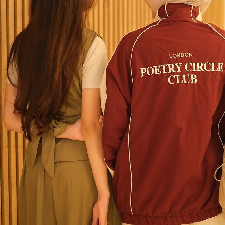 <p>Seperti pada potretnya ini, Sybil tampak sedang <em>hangout</em> bersama dengan sang Bunda. Keduanya kompak berpose berdiri, dan terlihat jelas tinggi Sybil hampir setara dengan Zaskia. (Foto: Instagram @zaskiadyamecca)</p>