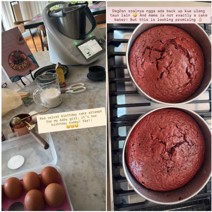 <p>Nana membuat kue ulang tahun <em>red velvet cake</em> untuk Sarah yang berulang tahun. Nana berusaha menyenangkan sang putri meski ia sendiri tidak terlalu mahir membuat kue. "Deg-degan soalnya enggak ada <em>back up</em> kue ulang tahun lain, dan mama tidak terlalu mahir menjadi pembuat kue! Tapi ini (kue) terlihat begitu menjanjikan," tulis Nana dalam unggahan di Instagram Stories. (Foto: Instagram @andrew.white._/ @nanamirdad_)</p>