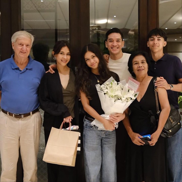 <p>Selain Nana, Andrew White juga mem-<em>posting</em> perayaan ulang tahun Sarah yang sederhana dan dihadiri oleh keluarga dekat. Pria 39 tahun ini mengaku bangga memiliki putri seperti Sarah. "Selamat ulang tahun untuk orang yang luar biasa ini, putriku yang cantik, Sarah! Aku selalu bangga padamu dan aku akan selalu ada di sini kapan pun kamu membutuhkan aku. Teruslah membuat dunia menjadi tempat yang lebih baik, sayang kamu selamanya!" tulis Andrew. (Foto: Instagram @andrew.white._/ @nanamirdad_)</p>