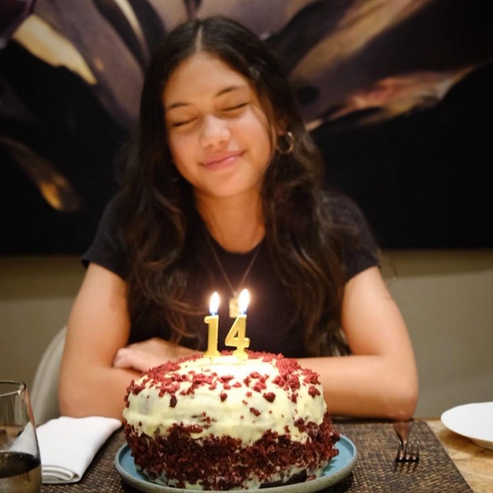<p>Putri pasangan Nana Mirdad dan Andrew White, Sarah Deana White, baru saja merayakan ulang tahun ke-14 pada 15 November 2025, Bunda. Di hari ulang tahunnya, Sarah mendapat kejutan spesial dari sang Bunda. (Foto: Instagram @andrew.white._/ @nanamirdad_)</p>