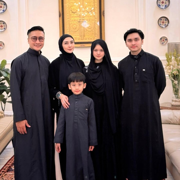 <p>Anak pertama pasangan Arie Untung dan Fenita Arie, Misbareta Fathir Gavin Daffa atau akrab disapa Gavin, bakal melanjutkan studi di Australia, Bunda. Gavin sendiri diketahui merupakan mahasiswa di Institut Teknologi Bandung (ITB) jurusan Manajemen Bisnis, Bunda. (Foto: Instagram @ariekuntung)</p>