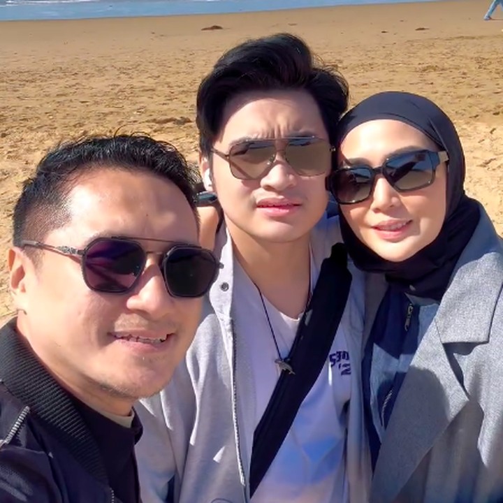 <p>Sebelum meninggalkan Gavin untuk mengejar mimpinya di Australia, Aria dan Fenita sengaja menghabiskan waktu dengan jalan-jalan bersama. Keduanya ingin&nbsp;membuat&nbsp;memori yang indah dengan anak-anaknya. "Mencoba membuat kenangan2 indah bersama sebanyak nya. Semoga akan menambah alasannya untuk selalu pulang ke kami. Diawali berdua. Suatu saat nanti mereka akan punya keluarga masing-masing,"&nbsp;ungkap Arie. (Foto: Instagram @ariekuntung)</p>