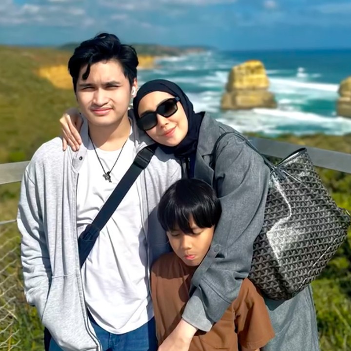 <p>Belum diketahui alasan Gavin melanjutkan studi ke Australia. Namun, melalui unggahan di Instagram, Arie dan Fenita membagikan momen saat mengantar sang putra melanjutkan studi ke Negeri Kanguru tersebut. (Foto: Instagram @ariekuntung)</p>