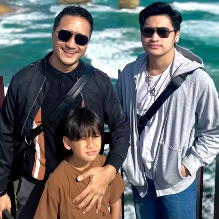 <p>Dalam video yang diunggahnya, Arie dan Fenita terlihat menghabiskan waktu bersama Gavin sebelum melepasnya untuk tinggal di Negeri orang. "<em>Roadtrip</em> sebelum ninggalin Mas Abin tinggal jadi warga sini," tulis Arie. Dalam perjalanan ini, Arie dan Fenita juga mengajak dua anak mereka yang lain atau adik Gavin, yakni Misbareta Aisyah Mikhaila dan Misbareta Yusuf Athalia. (Foto: Instagram @ariekuntung)</p>