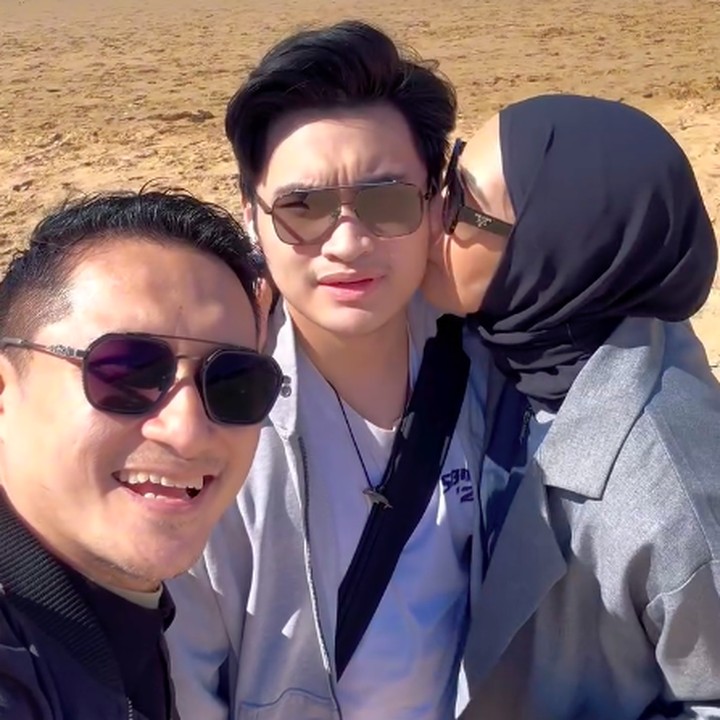 <p>Arie juga menuliskan <em>caption</em> yang cukup panjang dalam unggahannya ini, Bunda. Pria 49 tahun ini mendoakan anaknya agar sukses. "<em>Ah we&rsquo;re getting old</em>. Dunia pasti ada akhirnya. Kitapun nanti ada umurnya. Gaberasa udah di fase ini aja. Nganter lelaki kecil ini mandiri di dunia barunya. Dia akan tinggal disini jauh dari orangtuanya menempuh pendidikannya menyelami dunia yang akan dia hadapi sendiri tanpa kami. Semoga sukses jadi lelaki sholeh ya nak. Sementara perasaan kami ortunya yg campur aduk," tulisnya. (Foto: Instagram @ariekuntung)</p>