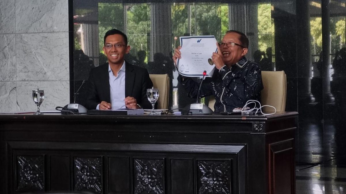 Bantah Tuduhan Palsu, Arsul Sani Pamerkan Foto Wisuda dan Ijazah Asli