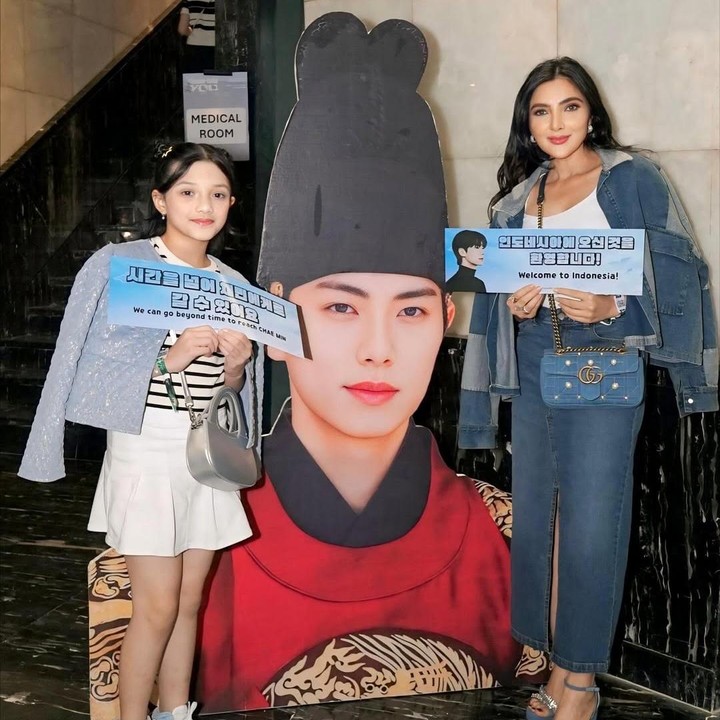 <p>Salah satu artis Tanah Air yang hadir adalah penyanyi Ashanty. Lewat unggahan di Instagram, ia terlihat&nbsp;datang bersama sang putri Arsy. &ldquo;Malam minggu bareng <em>@queenarsy</em> udah lama banget menunggu moment ini dan akhirnya bisa <em>fan meet</em><em>@l.c.m____,</em>&rdquo; tulis Ashanty, dikutip dari laman Instagram <em>@ashanty_ash,</em> Senin (17/8/2025).&nbsp;(Foto: Instagram @ashanty_ash)</p>