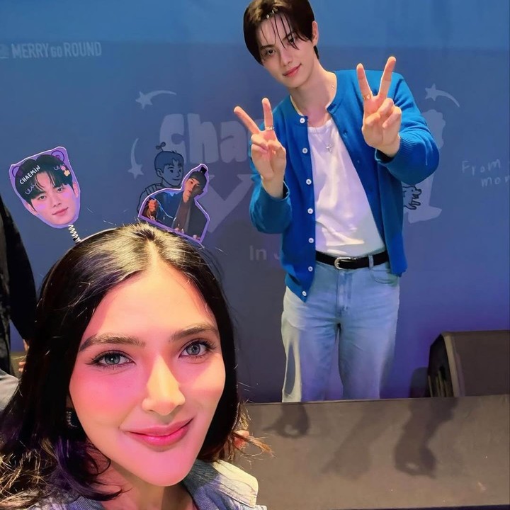 <p>Tak ingin melewatkan kesempatan, Ashanty juga langsung mengajak Lee Chae Min <em>selfie</em> bareng saat sesi <em>hi-bye.</em> &ldquo;Baik banget di saat cuma <em>hi-bye</em> aku minta <em>selfie</em> langsung pose,&rdquo; tuturnya.&nbsp;(Foto: Instagram @ashanty_ash)</p>