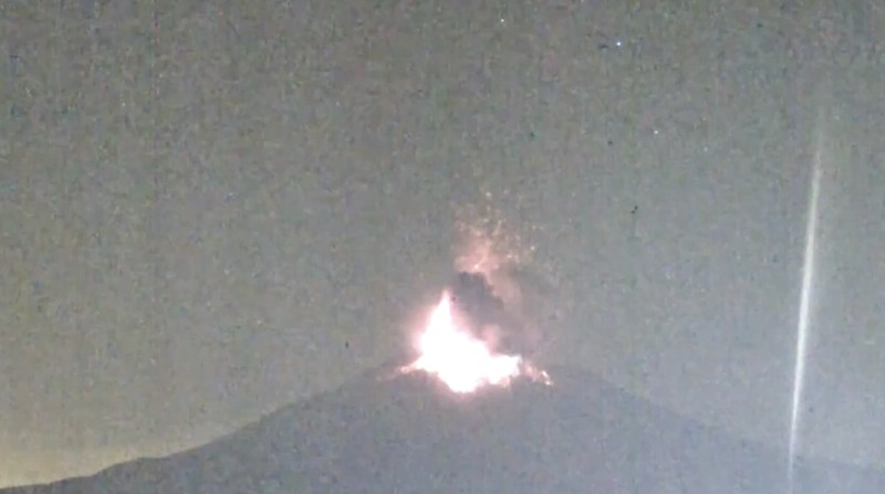 Badan Meteorologi Jepang mengimbau masyarakat di sekitar Gunung Sakurajima untuk mengenakan perlindungan diri menyusul erupsi yang terjadi pada Minggu (16/11/2025) pagi. Badan Meteorologi Jepang mengimbau masyarakat di sekitar Gunung Sakurajima untuk mengenakan perlindungan diri menyusul erupsi yang terjadi pada Minggu (16/11/2025) pagi. (Tangkapan Layar Video Reuters/NNN/JAPAN)