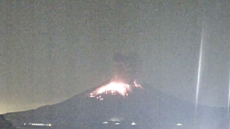 Badan Meteorologi Jepang mengimbau masyarakat di sekitar Gunung Sakurajima untuk mengenakan perlindungan diri menyusul erupsi yang terjadi pada Minggu (16/11/2025) pagi. Badan Meteorologi Jepang mengimbau masyarakat di sekitar Gunung Sakurajima untuk mengenakan perlindungan diri menyusul erupsi yang terjadi pada Minggu (16/11/2025) pagi. (Tangkapan Layar Video Reuters/NNN/JAPAN)