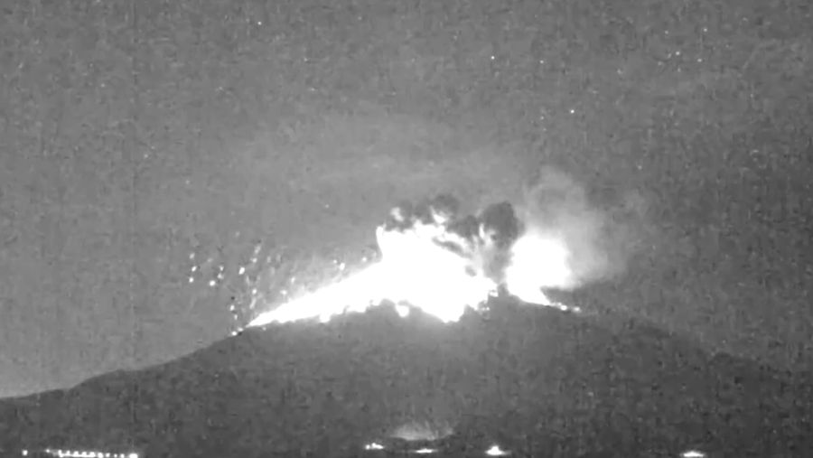 Badan Meteorologi Jepang mengimbau masyarakat di sekitar Gunung Sakurajima untuk mengenakan perlindungan diri menyusul erupsi yang terjadi pada Minggu (16/11/2025) pagi. Badan Meteorologi Jepang mengimbau masyarakat di sekitar Gunung Sakurajima untuk mengenakan perlindungan diri menyusul erupsi yang terjadi pada Minggu (16/11/2025) pagi. (Tangkapan Layar Video Reuters/NNN/JAPAN)