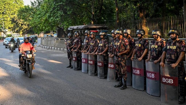 Ketegangan di Bangladesh semakin meningkat ditandai ledakan bom rakitan di Dhaka menjelang putusan kasus mantan Perdana Menteri Sheikh Hasina.