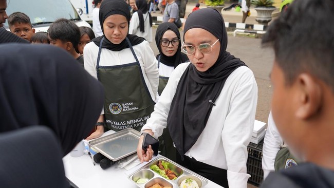 Badan Gizi Nasional memperkenalkan Program Makan Bergizi Gratis (MBG) di CFD Depok. Warga antusias mencicipi menu bergizi dan mendapatkan edukasi gizi seimbang.