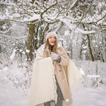 Liburan ke Negara Dingin? Ini 5 Cara Tampil Stylish Tanpa Menggigil!