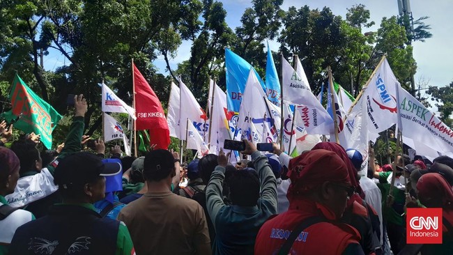Polisi menutup Jalan Medan Merdeka Selatan akibat demo buruh yang menuntut kenaikan UMP. 1.963 personel dikerahkan untuk menjaga keamanan aksi tersebut.