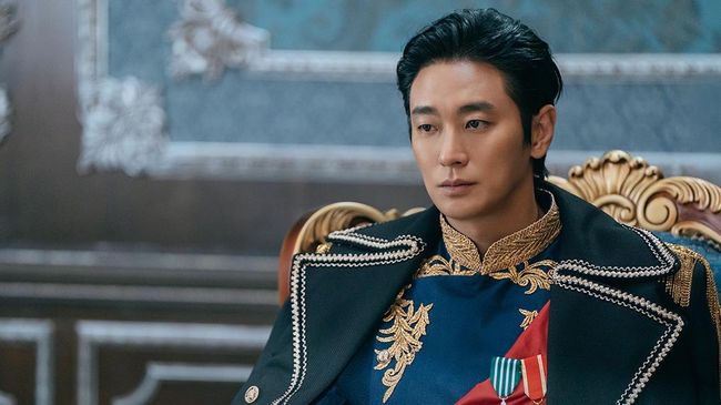 Drama Korea The Remarried Empress menuai kecaman karena penggunaan aksesori menyerupai medali Nazi, tim produksi minta maaf.