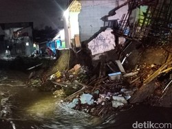 Refleks Apeng Meraih Handuk Saat Rumahnya Tergerus Longsor