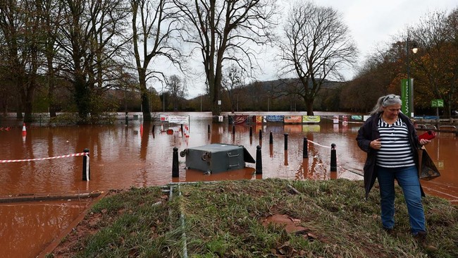 Badai Portugal menyebabkan tiga orang tewas di Portugal, sebabkan banjir di Wales dan Inggris.