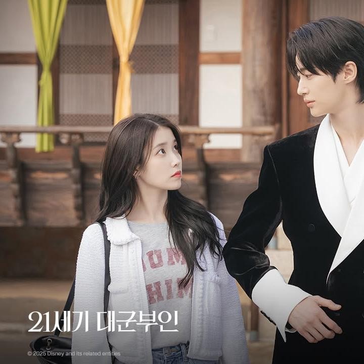 <p>Drakor komedi romantis, <em>Perfect Crown</em>, berlatar di Korea modern dengan sistem monarki konstitusional. Kisahnya berpusat pada pewaris konglomerat yang ambisius dan pangeran yang dibatasi hidupnya. (Foto: Instagram @disneypluskr)</p>