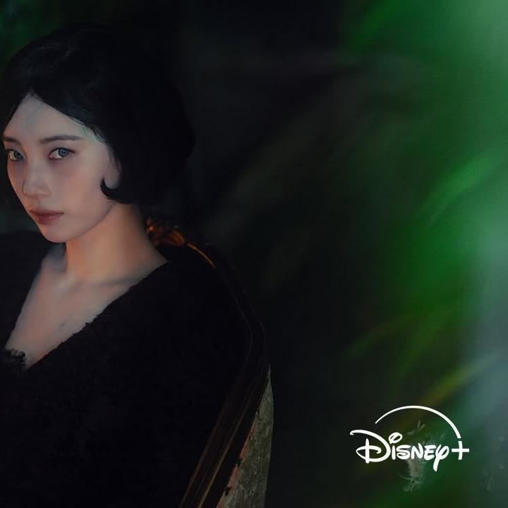 <p>Drama Korea <em>Portraits of Delusion</em> yang tayang tahun 2026 mendatang ini berlatar tahun 1935 di Gyeongseong. Kisah mencekam ini berpusat pada seorang pelukis yang ditugaskan melukis potret seorang perempuan misterius di hotel penuh rahasia.(Foto: Instagram @disneypluskr)</p>