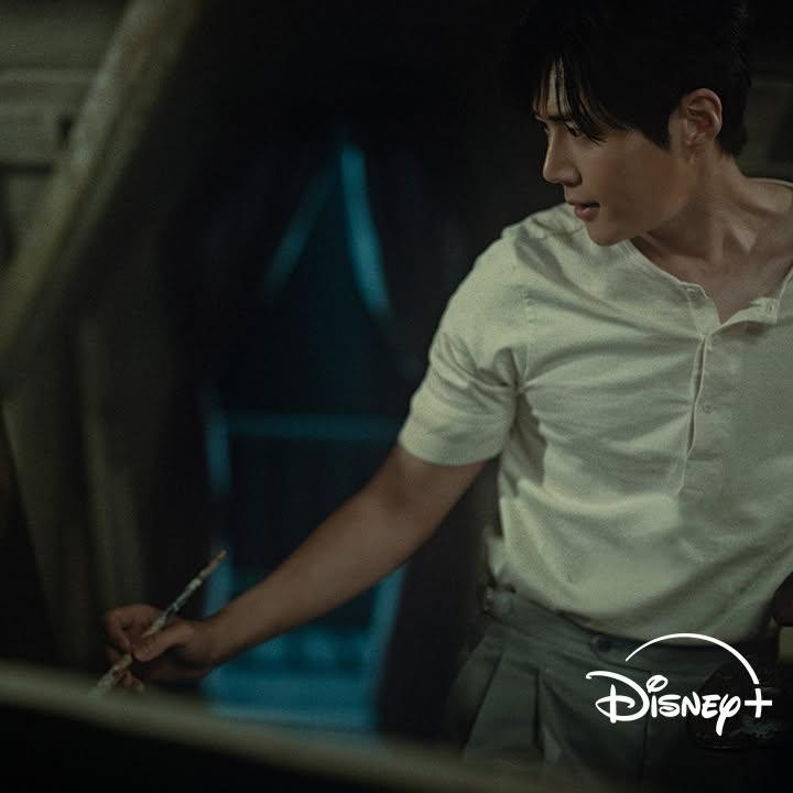 <p>Dalam drama Korea <em>Portraits of Delusion</em>, Suzy kembali membuktikan visual ikoniknya lewat peran Song Jeong Hwa, pemilik Hotel Nammun yang misterius. Sementara itu, Kim Seon Ho berperan menjadi Yun Iho, seorang pelukis yang menerima tugas melukis perempuan misterius. (Foto: Instagram @disneypluskr)</p>