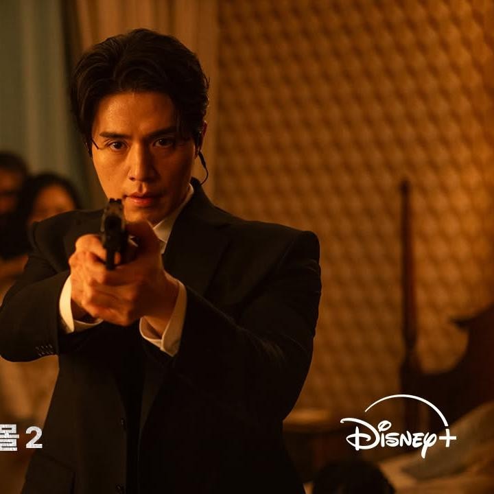 <p>Drama Korea 2026 berjudul&nbsp;<em>A Shop For Killers Season 2</em> kembali untuk musim kedua dan melanjutkan kisah menegangkan seorang remaja perempuan yang harus melindungi warisan berbahaya peninggalan pamannya.(Foto: Instagram @disneypluskr)</p>