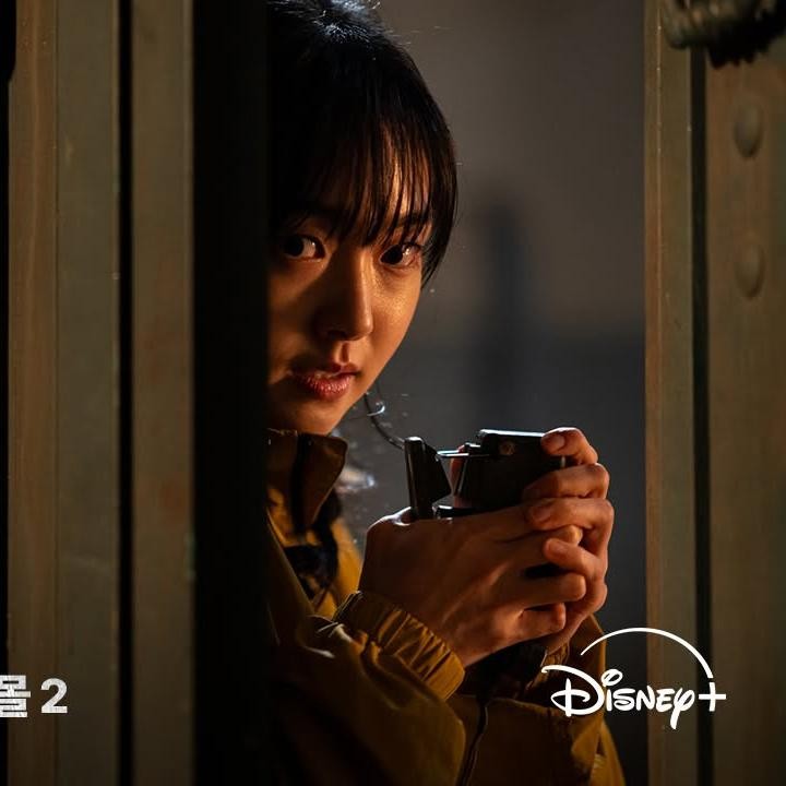 <p>Dalam&nbsp;<em>A Shop For Killers Season 2</em> ini, Lee Dong Wook kembali memerankan Jung Ji Man, seorang penjual senjata. Sementara itu, Jung Ji An, remaja pewaris senjata Ji Man, diperankan oleh Kim Hye Joon. (Foto: Instagram @disneypluskr)</p>