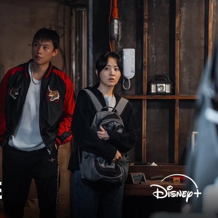 <p>Drama kriminal tahun 2026 berjudul&nbsp;<em>Gold Land</em> ini berpusat pada seorang agen keamanan bandara yang tidak sengaja menemukan batangan emas selundupan. Penemuan ini memicu lingkaran keserakahan dan pengkhianatan. (Foto: Instagram @disneypluskr)</p>