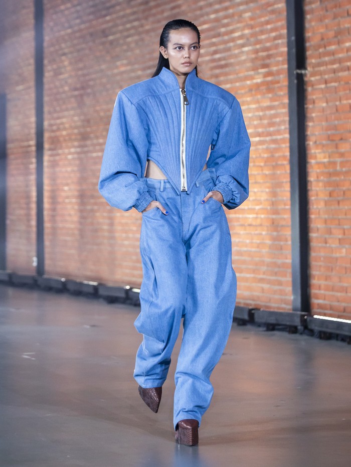 Selain dari kain suiting dan leather, denim turut dijumpai dalam koleksi. Kehadirannya tidak hanya menambah kekayaan tekstur, tapi juga estetika visual/ Foto: Dok. Harry Halim