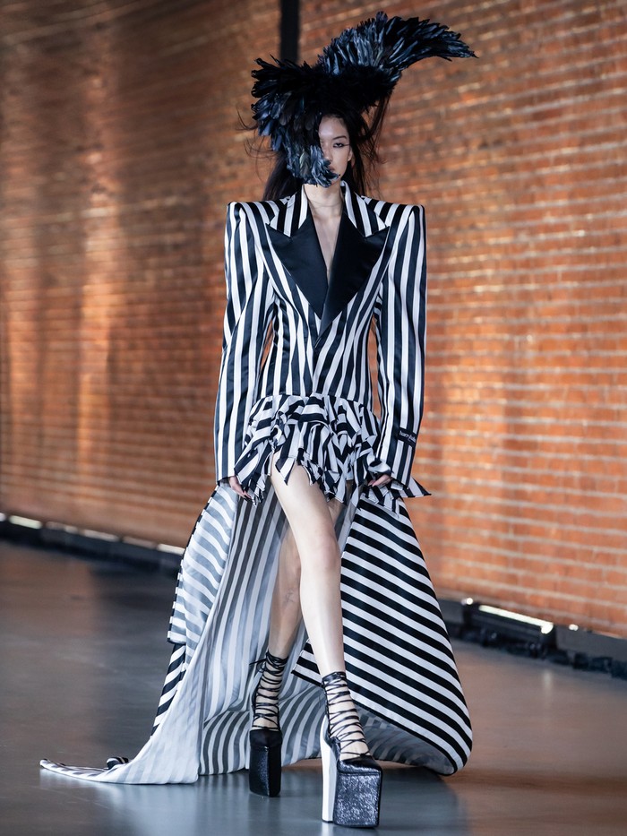 Pada womenswear, jaket mempertahankan kesan feminin dengan detail pinggang lebih cinched, detail aksen rumbai serta ekor yang dramatis. / Foto: Dok. Harry Halim