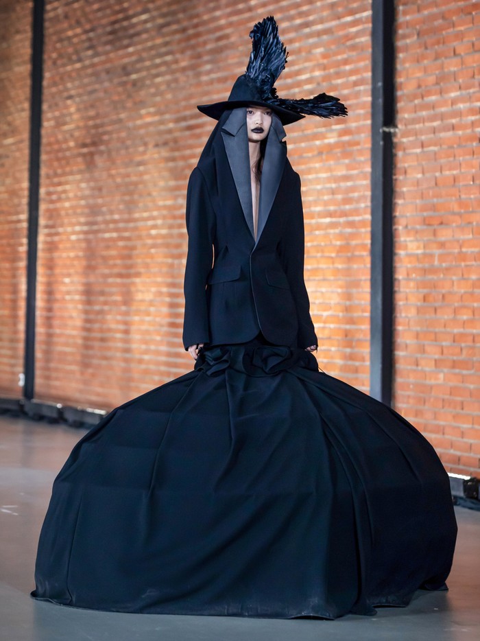 Daya tarik koleksi juga terletak pada crinoline (sangkar) khas House of Harry Halim. Kali ini dirancang inkonvensional dengan memadukan siluet tailored blazer yang menggabungkan fungsi sebagai hood. Look dengan crinoline ini jadi ekspresi arsitektural dari house codes yang disiplin, tegas, dan tanpa kompromi/Foto: Dok. Harry Halim